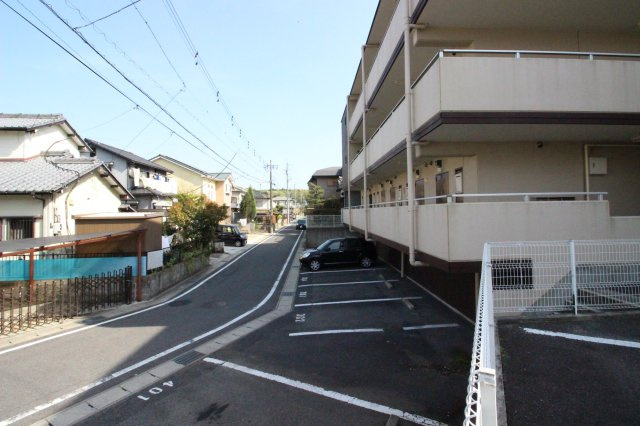 グリーンハイツ東山の駐車場