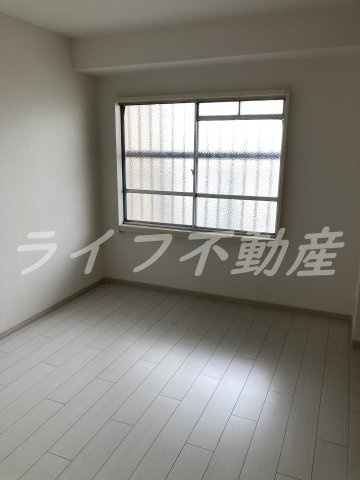 八戸ノ里グランドマンションA棟の洋室|使い勝手のいい洋室です