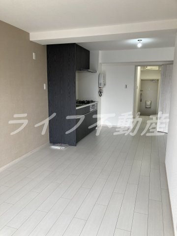 八戸ノ里グランドマンションA棟の居間・リビング|こちらの居間で趣味の時間をお楽しみください