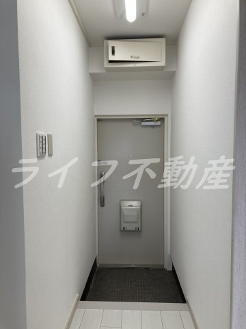 八戸ノ里グランドマンションA棟の玄関|明るい玄関です