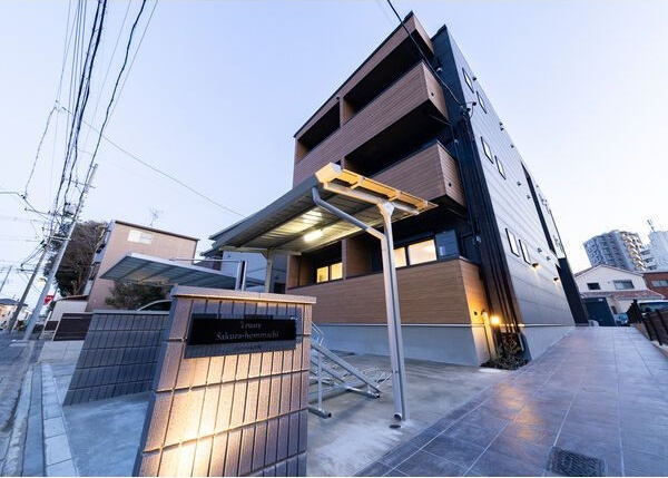 トラスティ桜本町のエントランス