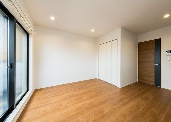 トラスティ桜本町の洋室