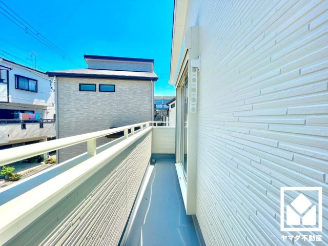 尼崎市常松3期　4号棟のバルコニー|東側バルコニーのため、朝日が気持ちよく入り爽やかな一日を始められます。たっぷりの洗濯物も気持ちよく乾きます。