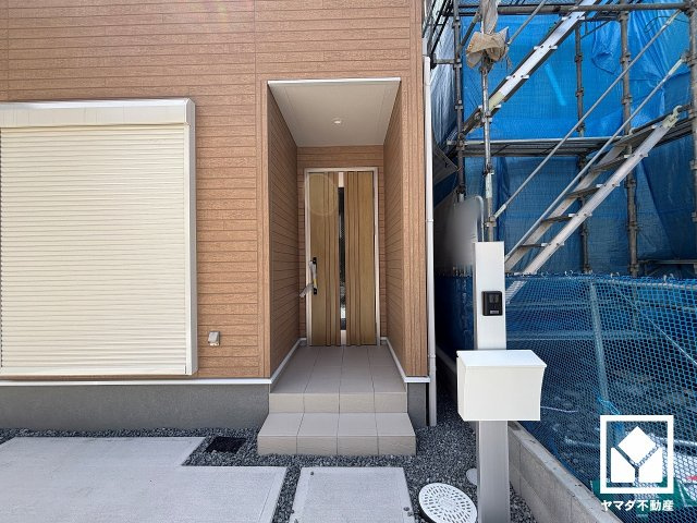 尼崎市常松3期　4号棟の玄関|雨の日に便利な奥まった玄関アプローチ。道路側の斜めや横からの視界を遮るので出入りの際の視線が気になりにくく、高いプライバシー性も確保できます。