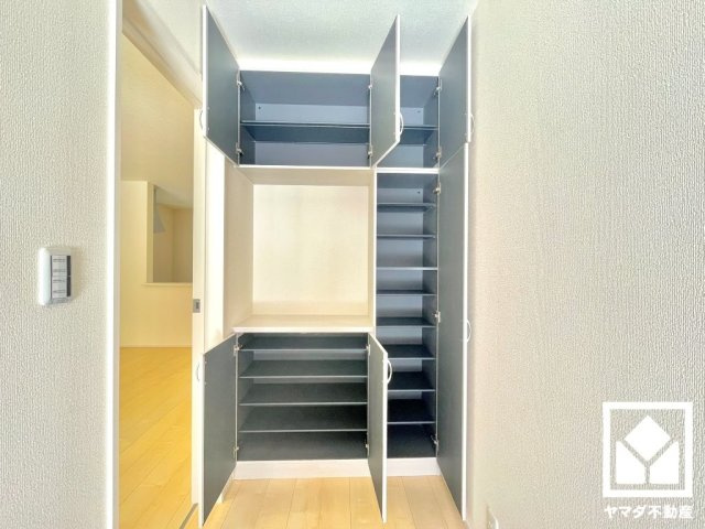 尼崎市常松3期　4号棟の収納|玄関にはシューズボックスを設置。家族の靴もしっかり収納できるので、玄関がいつも片付き、気持ちよくお客様を迎えられます。