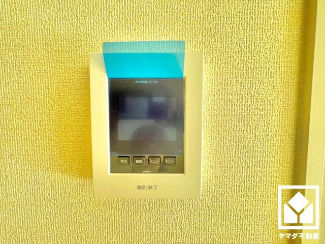 尼崎市常松3期　4号棟の防犯設備|突然の来訪時にも防犯面で心強いモニター付きインターホンを設置。お留守番中のお子様も、室内からスムーズに相手の確認ができます。