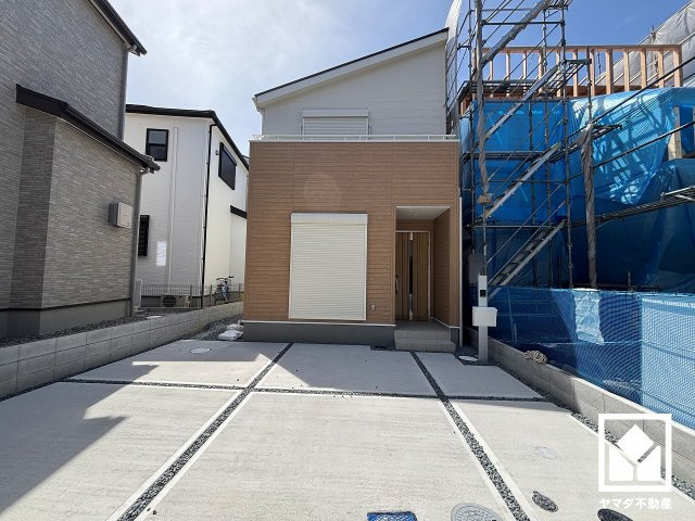 尼崎市常松3期　4号棟の駐車場|駐車スペースを確保。重い荷物や雨の日の移動もスムーズで、快適なカーライフを実現。