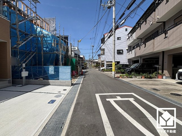 尼崎市常松3期　4号棟の前面道路含む現地写真|リーブルガーデンS尼崎市常松3期の4号棟です。区画それぞれ間取りが違うので、ライフスタイルに合わせてご検討ください。