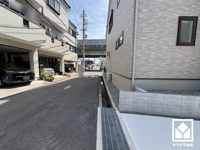 尼崎市常松3期　4号棟の前面道路含む現地写真|省エネ基準に適合した気密・断熱性能を備えており、毎日の冷暖房効率を高めます。
