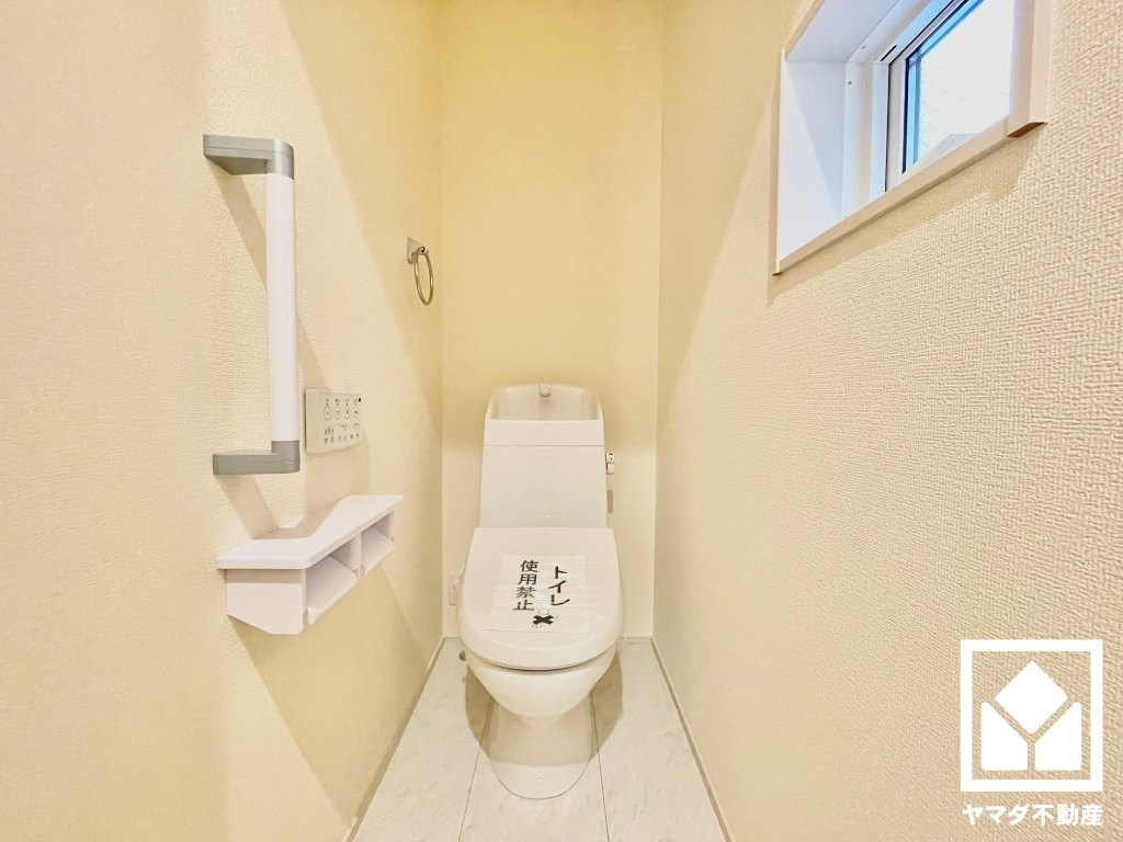 尼崎市常松3期　4号棟のトイレ|2連トイレットペーパーホルダーなのでお取替えの手間が軽減できます。手すりがございますので、立ち座りも楽になります。