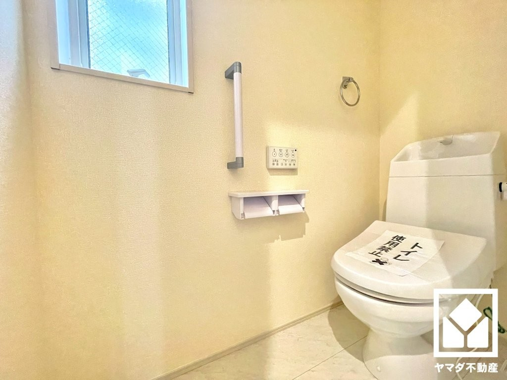 尼崎市常松3期　4号棟のトイレ|トイレが1階と2階にあるので、朝の忙しい時間帯も混雑を避けられます。温水洗浄便座付きで、季節を問わずいつでも温かい便座をお使いいただけます。