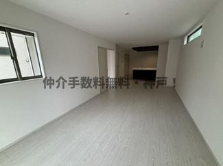 【居間・リビング】 | 神戸市垂水区西舞子9丁目　新築戸建1号棟　仲介手数料無料！ | こちらの居間で趣味の時間をお楽しみください