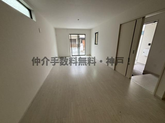 【居間・リビング】 | 神戸市垂水区西舞子9丁目　新築戸建1号棟　仲介手数料無料！ | こちらの居間で趣味の時間をお楽しみください