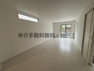 【居間・リビング】 | 神戸市垂水区西舞子9丁目　新築戸建1号棟　仲介手数料無料！ | 使いやすい居間です