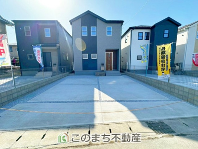 【駐車場】 | Livele Garden.S　第5下野小金井3号棟 | 横並びに2台駐車可能♪コンクリート舗装された駐車場は雨の時も水たまりにならずに便利です♪
