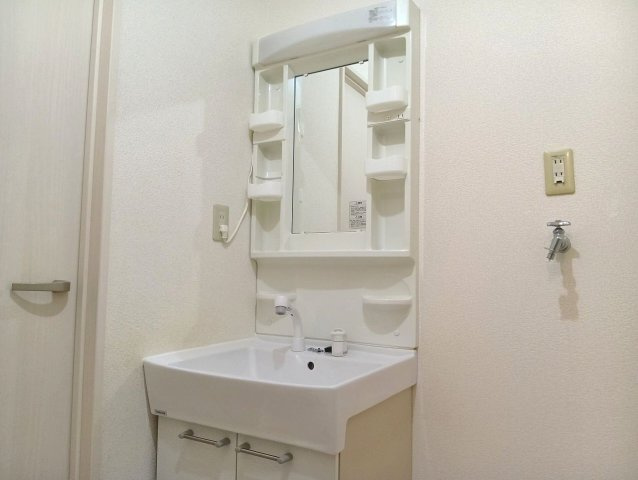 セフィラ大津の独立洗面台|独立洗面台、小物を置くことができて便利です