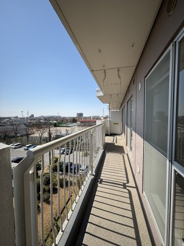 北柏ライフタウン松葉町五丁目第一団地１６号棟のバルコニー