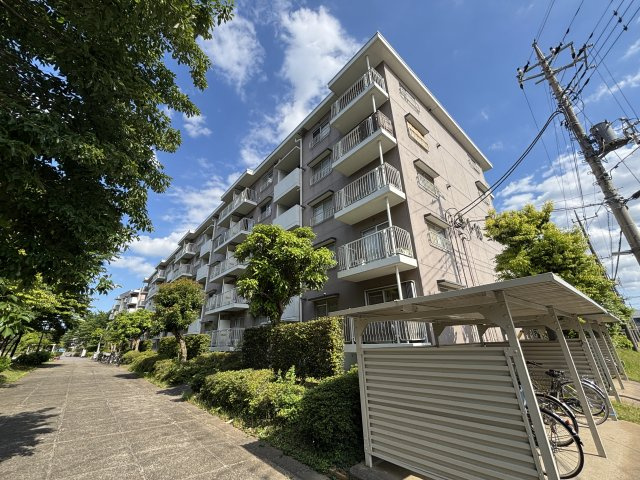 北柏ライフタウン松葉町五丁目第一団地１６号棟の外観