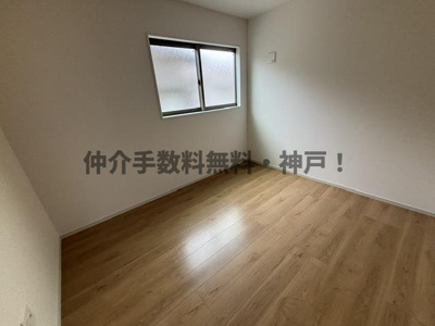 【洋室】 | 神戸市垂水区西舞子9丁目　新築戸建2号棟　仲介手数料無料！ | 落ち着いた色調の洋室です