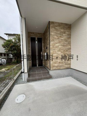 【玄関】 | 神戸市垂水区西舞子9丁目　新築戸建2号棟　仲介手数料無料！ | 落ち着いた玄関です