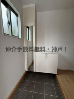 【玄関】 | 神戸市垂水区西舞子9丁目　新築戸建2号棟　仲介手数料無料！ | シンプルで使いやすい玄関です