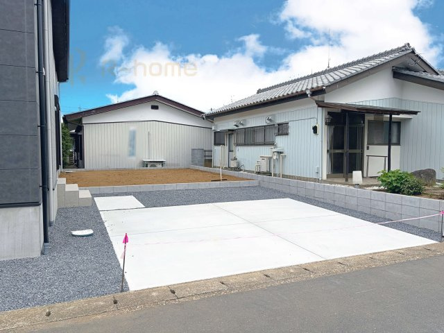 土浦市板谷6期　新築戸建て　1号棟の駐車場|カースペースは3台完備。ゲスト用のスペースも確保できますね♪