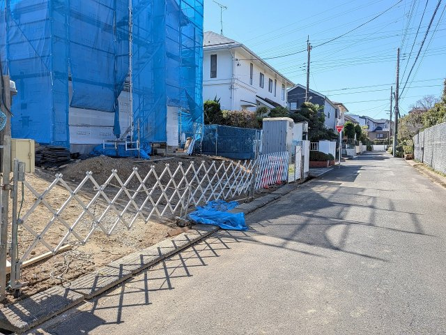 八王子市　南陽台　新築一戸建ての前面道路含む現地写真|～北側5ｍ道路につき駐車もしやすいです～