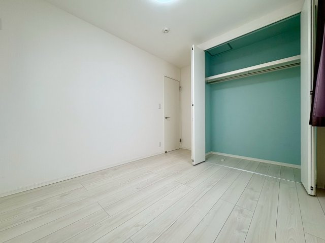 香南市野市町西野中古戸建の洋室|アクセントクロスがおしゃれな洋室。収納付きでお部屋もスッキリ