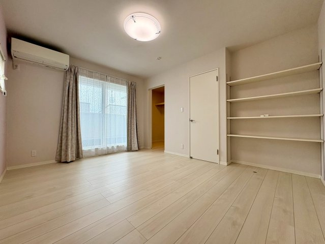香南市野市町西野中古戸建の洋室|南向きの明るい洋室。WIC＋可動棚で収納たっぷり