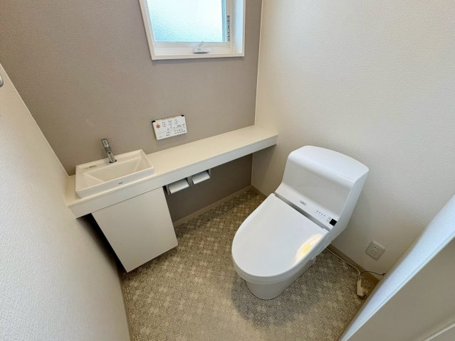 香南市野市町西野中古戸建のトイレ|2階トイレ　手洗いカウンター付きの清潔感あるトイレ。窓付きで換気も安心