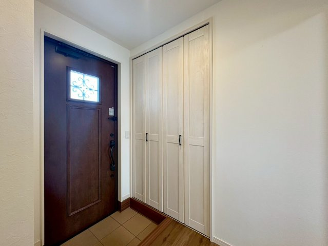 香南市野市町西野中古戸建の玄関|玄関スッキリ片付くシューズ収納付き。来客時も安心の玄関空間