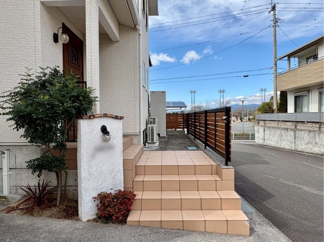 香南市野市町西野中古戸建の玄関|おしゃれな玄関アプローチ。フェンス付きでプライバシーにも配慮