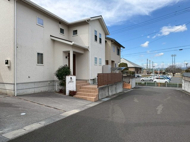 香南市野市町西野中古戸建の前面道路含む現地写真