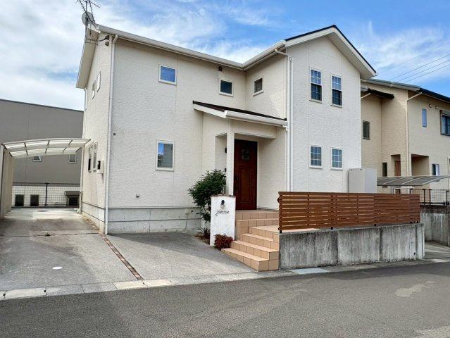 香南市野市町西野中古戸建の外観|南向きで明るい暮らし☆駐車複数台OKのゆとりの一戸建て♪
