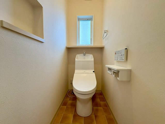 香南市野市町西野中古戸建のトイレ|窓付きで明るいトイレ。温水洗浄便座付きで快適！
