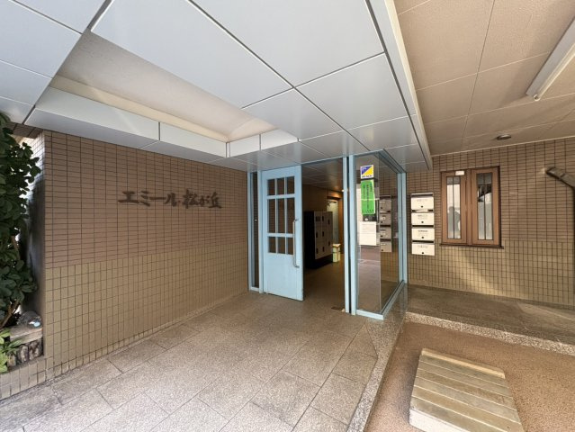 エミール松が丘|落ち着きのあるエントランス