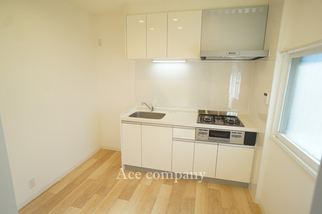 【キッチン】 | 八尾市萱振町3丁目 | 【キッチンスペース】クロス全面貼替え、床材張替え、建具新調、水廻り設備一新済みです！