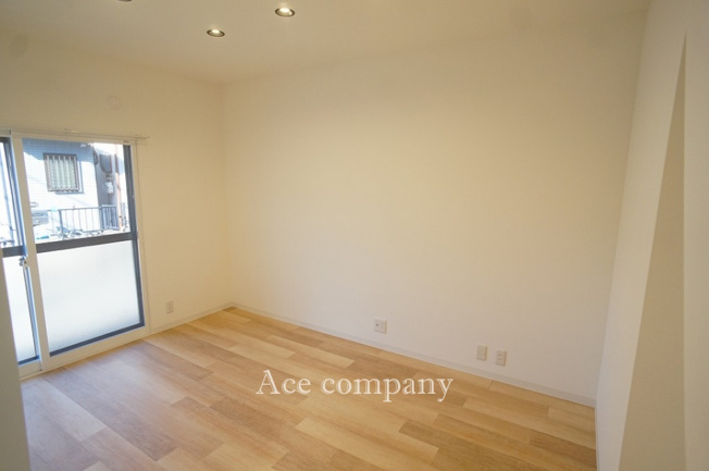 【内装】 | 八尾市萱振町3丁目 | 【1階：洋室6帖】リニングやダイニングの替わりにも♪