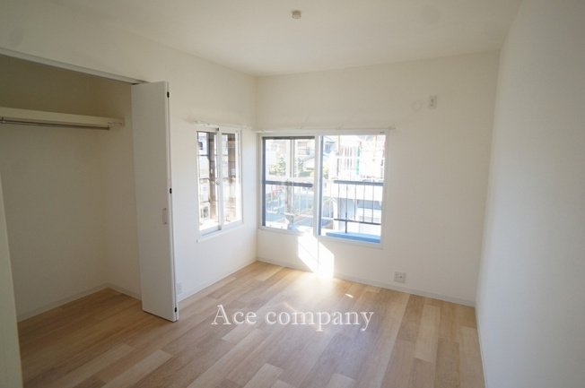 【子供部屋】 | 八尾市萱振町3丁目 | 【2階：洋室6帖】ベランダに面したお部屋です☆