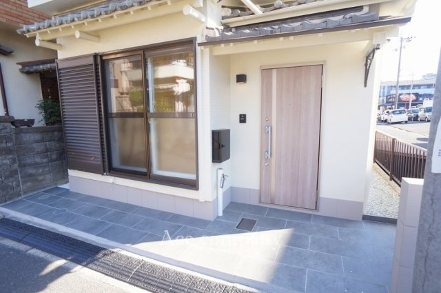 【外観】 | 八尾市萱振町3丁目 | 駐輪スペースあります♪水栓も完備☆玄関ドア・ポスト新調済みです☆