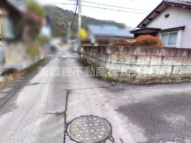 ６６４４８　岐阜市岩崎中古戸建ての前面道路含む現地写真