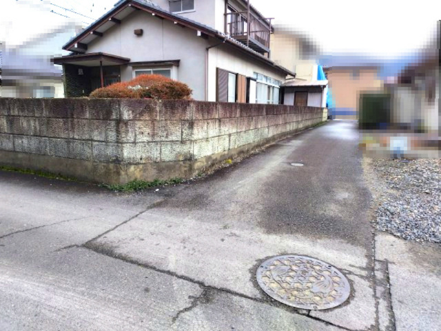 ６６４４８　岐阜市岩崎中古戸建ての前面道路含む現地写真