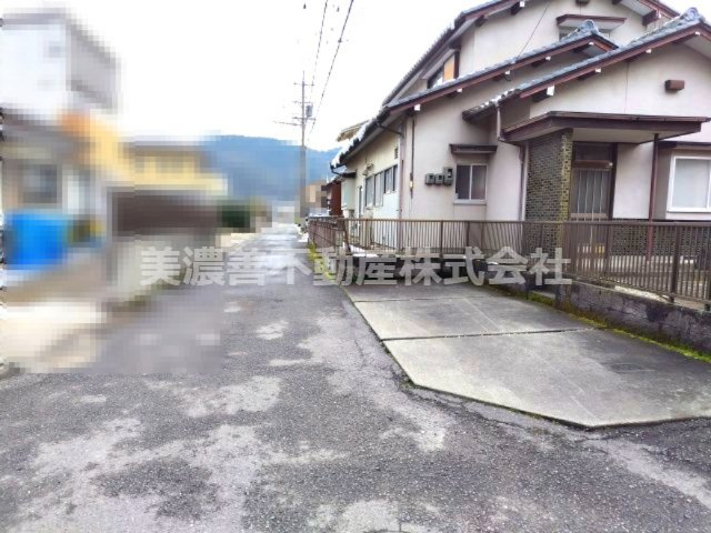 ６６４４８　岐阜市岩崎中古戸建ての前面道路含む現地写真