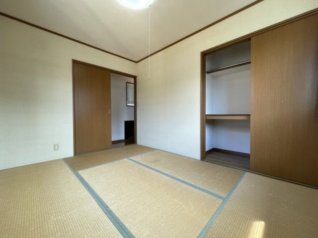 北条戸建の和室|2階6帖の西側和室です。