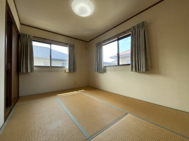 北条戸建の和室|2階6帖の西側和室です。