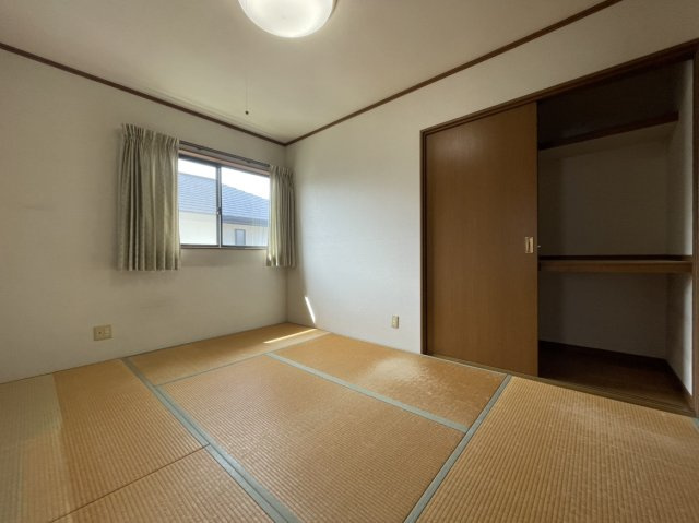 北条戸建の和室|2階6帖の東側和室です。