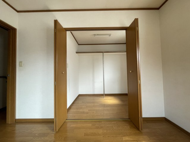 北条戸建の収納|2階洋室横の納戸です。