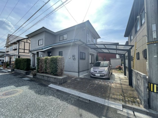北条戸建の前面道路含む現地写真|カーポートもあります。