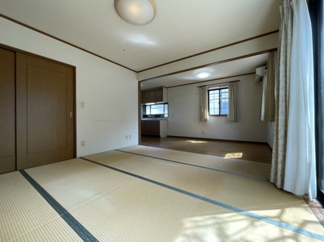 北条戸建の和室|1階キッチン横の8帖和室です。
