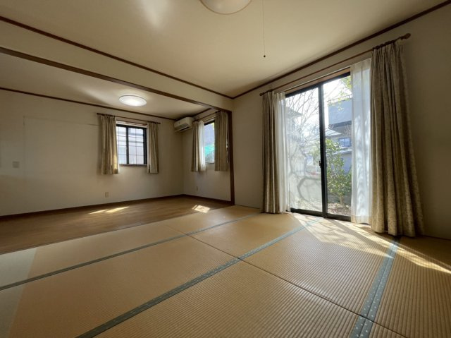北条戸建の和室|1階キッチン横の8帖和室です。